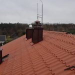 Zdjęcia przedstawiają nowe poszycie dachowe na budynku OSP i przedszkola w miejscowosci Jadowniki Mokre