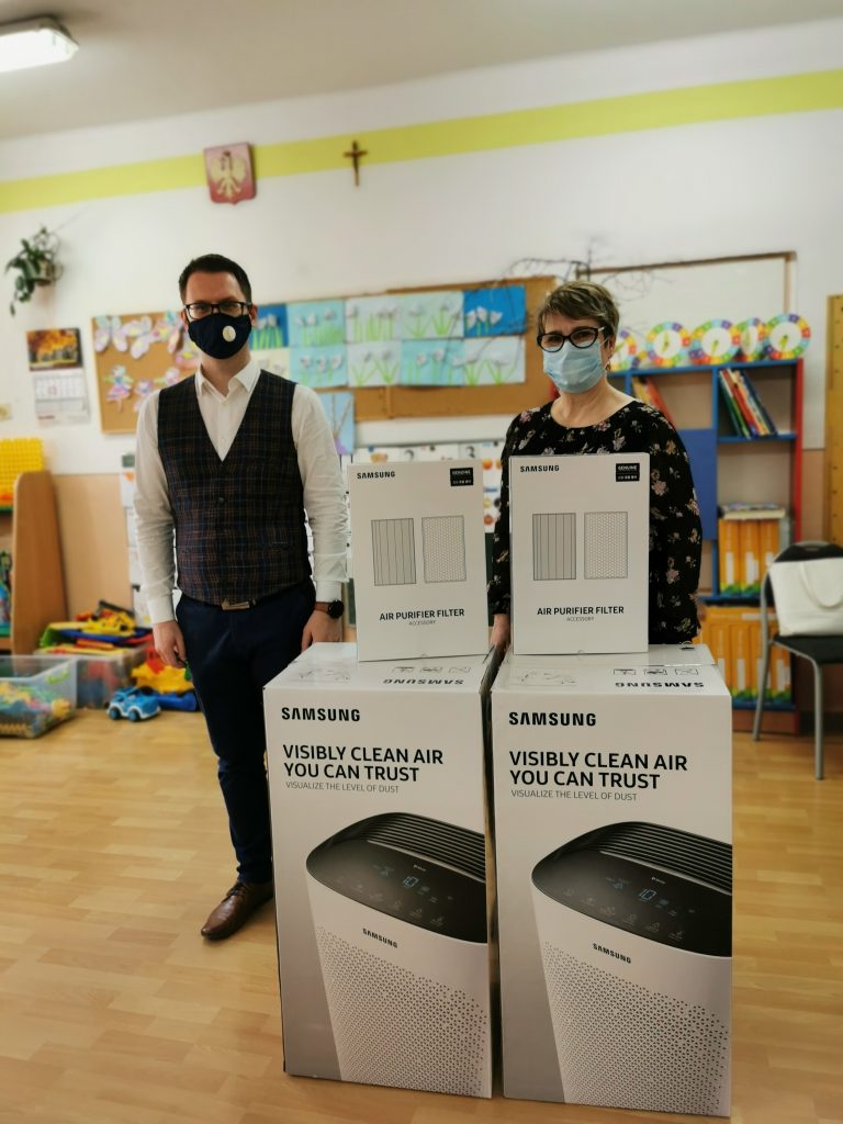 Od lewej Wójt gminy Wietrzychowice wraz z Panią Dyrektor ZSP w Wietrzychowicach w przedszkolu an przekaznaiu oczyszczaczy powietrza