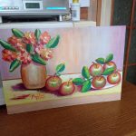 przedstawia rysunek , na którym przedsatawiono wazon z kwiatami oraz kilka jabłek