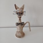 przedstawia figurkę kota wykonanego z jutowego sznurka