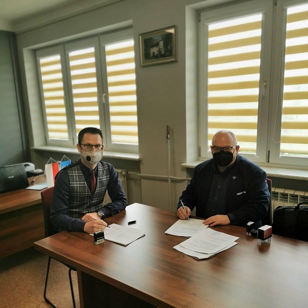 Zdjęcie przedstawia wójta gminy Wietrzychowice oraz przedstawiciela firmy NURS KLINIK podpisujących umowę