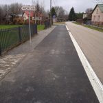 Wyznaczoną na poboczu drogi asfaltowej ścieżkę rowerową w miejscowości Nowopole