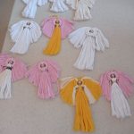 Aniołki wykonane z włóczki.