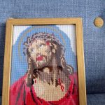 Obraz Pana Jezusa wykonany z włóczki.